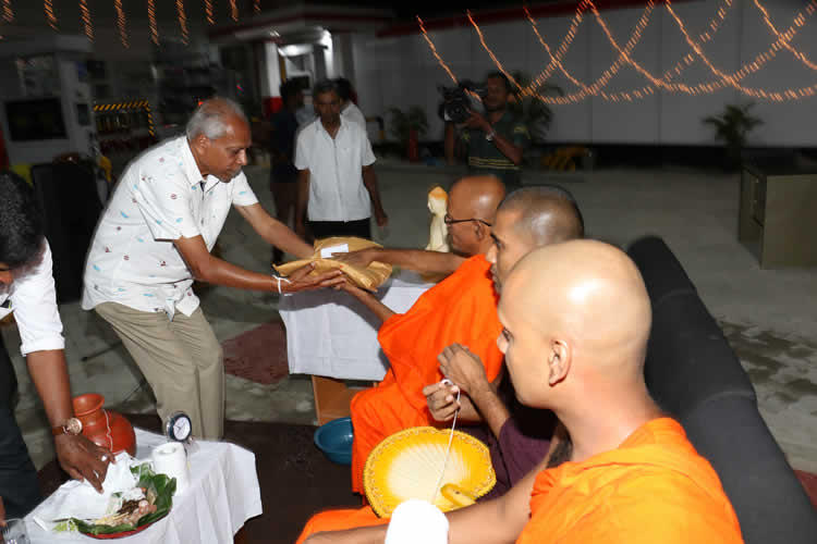 සල්මල් උයන ඉන්ධන පිරවුම් හල විවෘත කිරීම