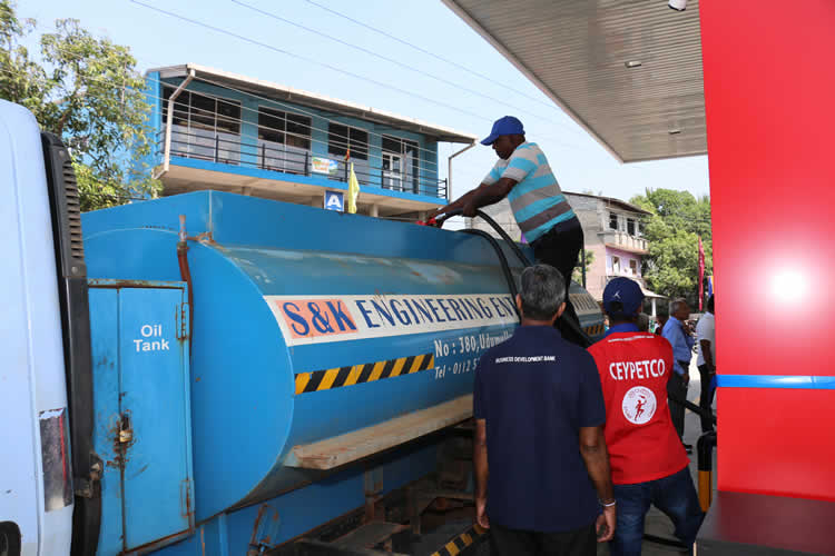 සල්මල් උයන ඉන්ධන පිරවුම් හල විවෘත කිරීම